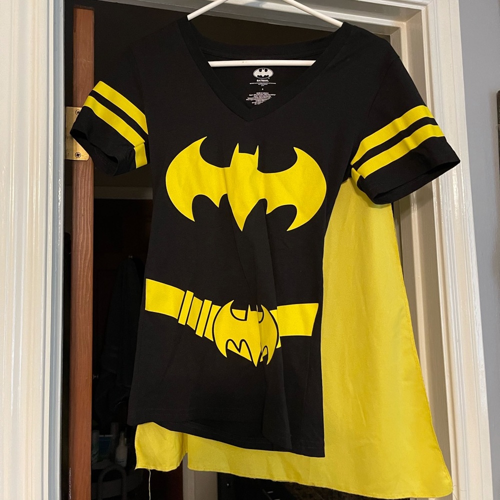 (S) Batman costume tee with detachable cape.